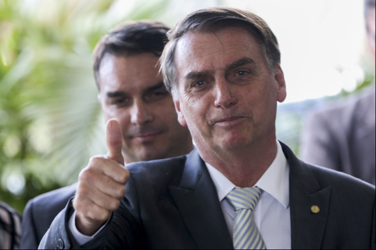 BOLSONARO e o filho senador, Flávio