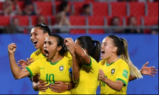 Brasileiras comemoram gol que deu vitória ao Brasil e recorde a Marta 