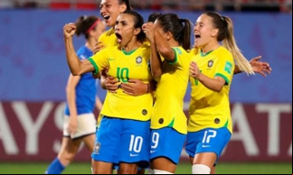 Marta tornou-se a maior artilheira da história das Copas do Mundo, com 17 gols.