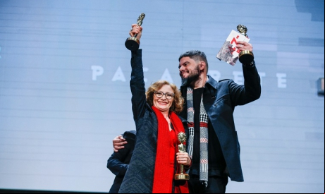 Marcélia Cartaxo e Allan Deberton, protagonista e diretor de Pacarrete, foram fortemente aplaudidos na premiação do Festival de Gramado 