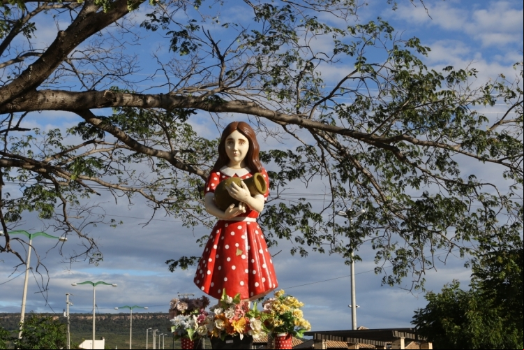 MONUMENTO em homenagem a Menina Benigna em Santana do Cariri