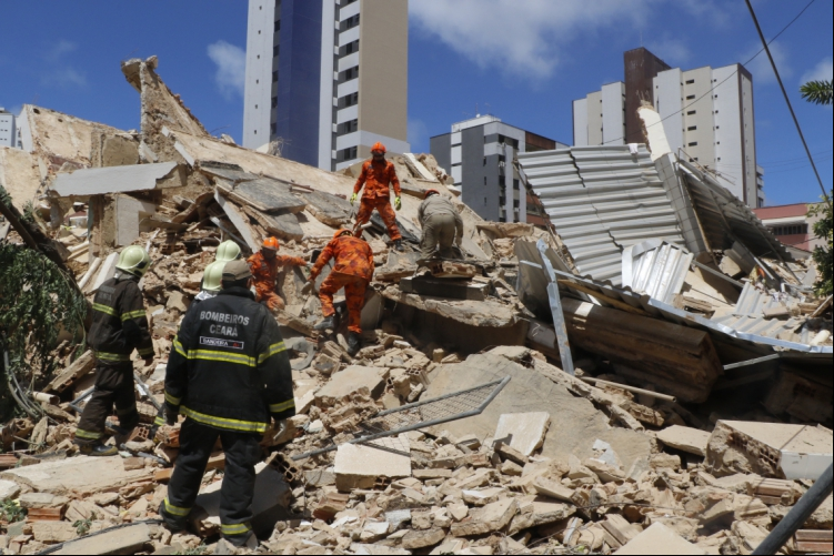 Equipe de resgate dos bombeiros trabalha nos escombros
(foto: Mauri Melo)