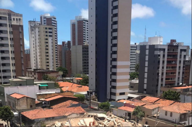 Da janela do quarto, o jornalista Bloc registra a primeira imagem do edifício Andrea que d...