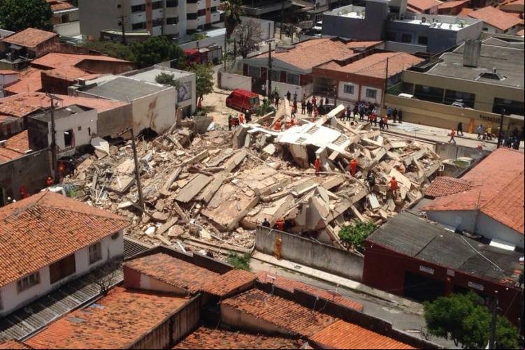 Prédio desabou por volta das 10h30min(foto: Fábio Lima/O POVO)