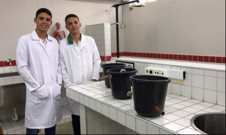 Neuclimar Júnior e Felipe Oliveira, estudantes do segundo ano do ensino médio, com os utensilios usados para transformar água poluída em potável 