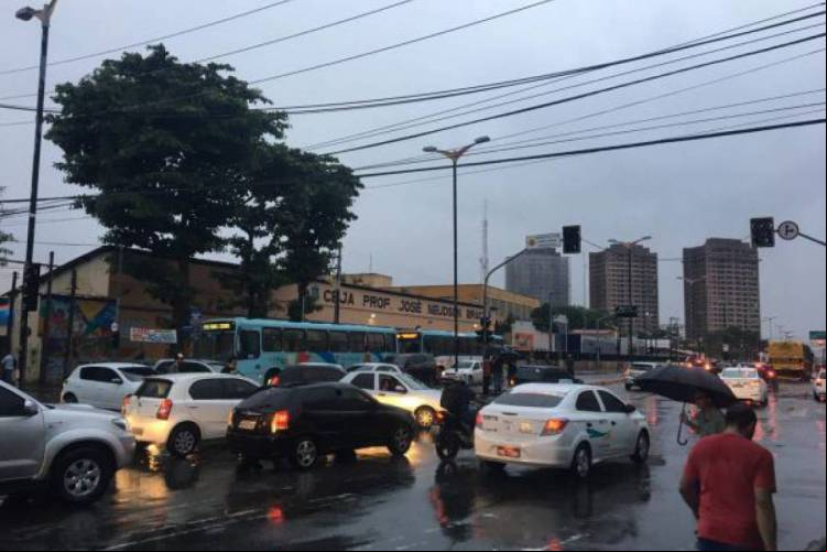 Semáforos ficaram sem funcionar durante a chuva desta noite