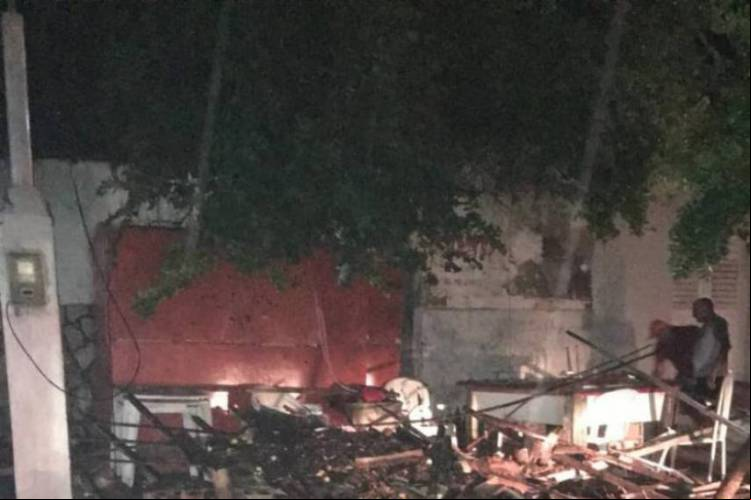 Parte da estrutura de bar no município de Arneiroz desaba na noite desta terça-feira, 4