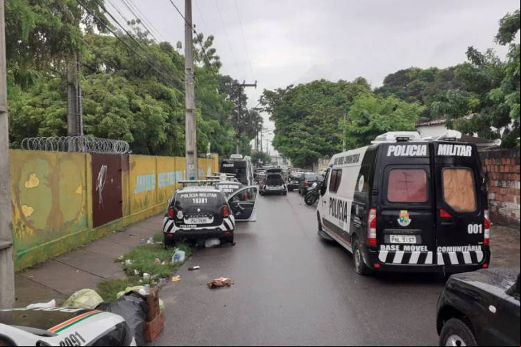Viaturas da PM paradas na rua do 18º Batalhão de Policiais Militares, no bairro Antônio Bezerra.