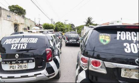 Policial foi atingido no ombro direito 