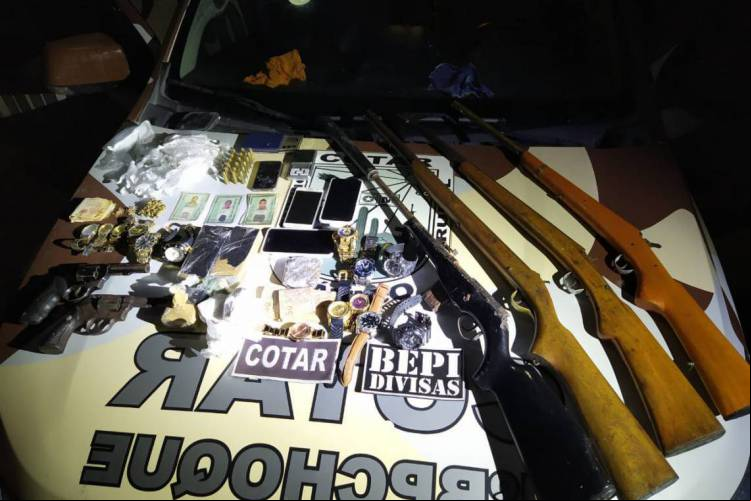 Armas, munições e drogas estão entre o material apreendido