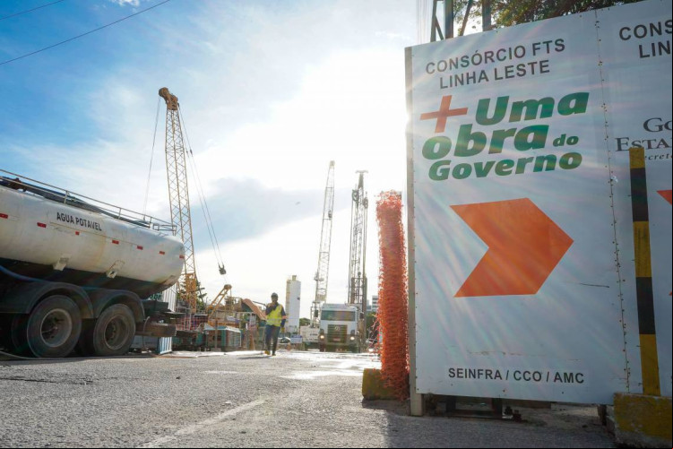 Obra Linha Leste em frente ao Colégio Militar de Fortaleza na avenida Santos Dumont