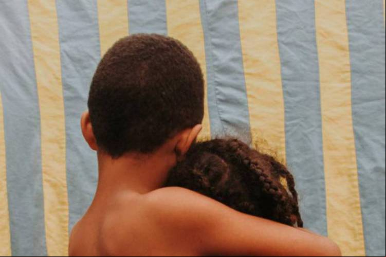 Na foto vencedora, os irmãos Epifanio e Isadora foram fotografados pelo primo Gabriel Frank, que ganhou a votação online e será a capa do próximo single do músico Tiago Iorc