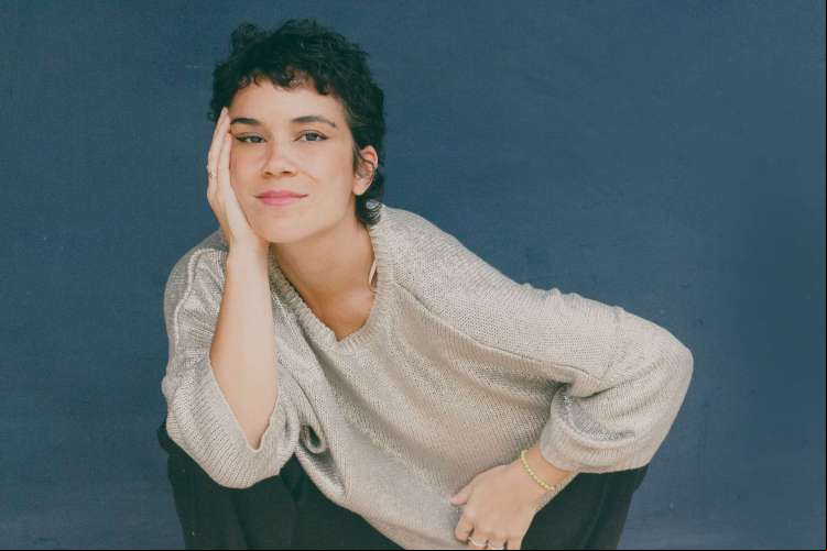 Segundo álbum de carreira da cantora e compositora Luana Carvalho, "Baile de Máscara" é uma homenagem da artista à mãe, Beth Carvalho, que faleceu em abril de 2019