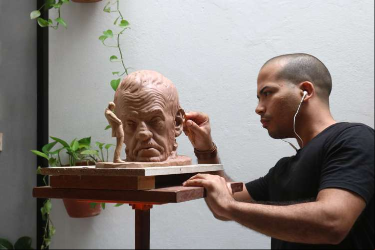 Artista Assis Filho representa poeta Mário Gomes em escultura