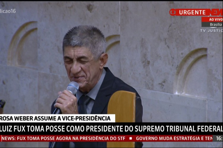 Fagner cantando o Hino Nacional na posse de Fux