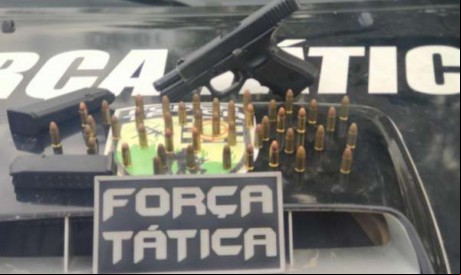 Com o homem estavam uma pistola calibre 9 milímetros, municiada e junto a outro carregador, e mais uma sacola contendo 47 munições da mesma especificação. Além de mochila com um aparelho celular, três rádios de comunicação, uma algema, anotações e R$ 450 em espécie e manchadas com tinta rosa. 