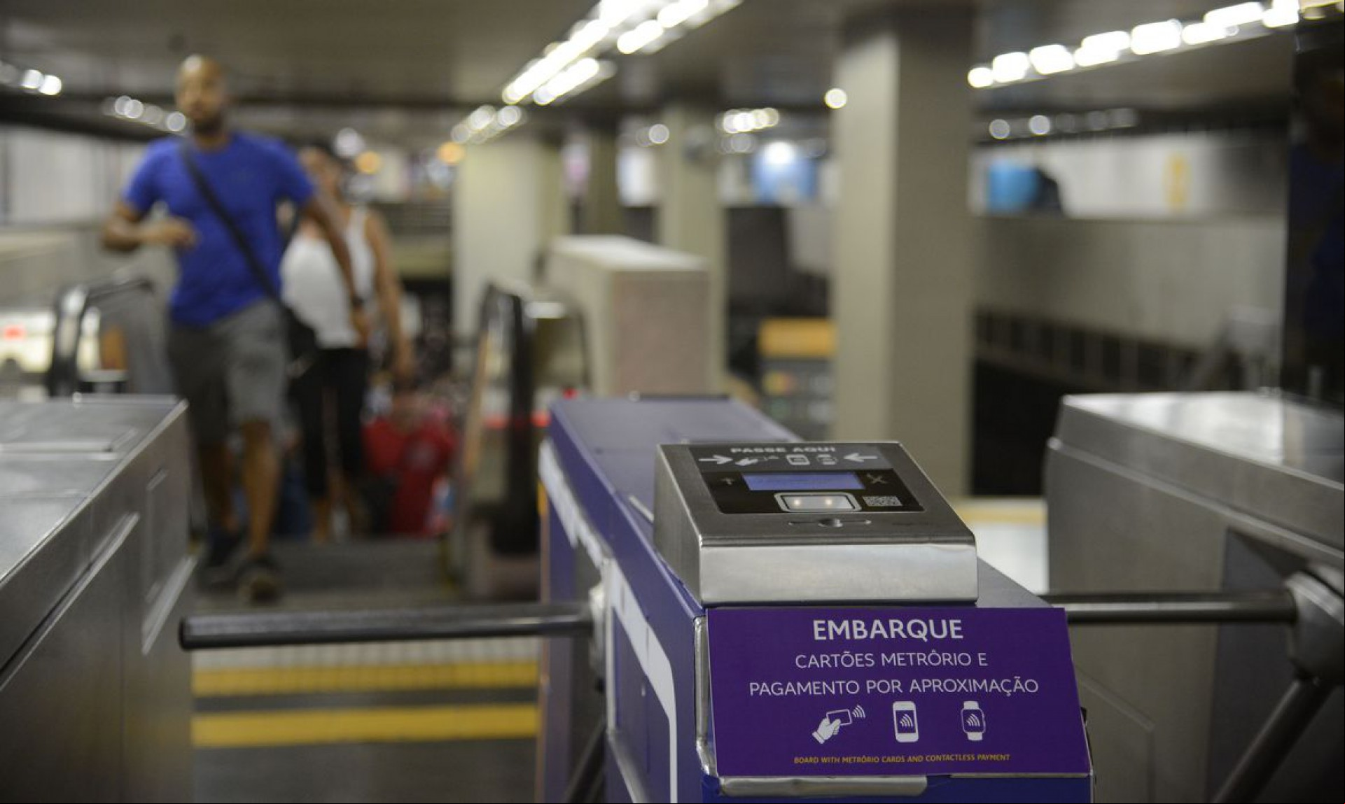 Recomendação da concessionária MetrôRio é que usuários do serviço adquiram previamente cartões RioCard ou paguem através do sistema de aproximação do celular Recomendação da concessionária MetrôRio é que usuários do serviço adquiram previamente cartões RioCard ou paguem através do sistema de aproximação do celular