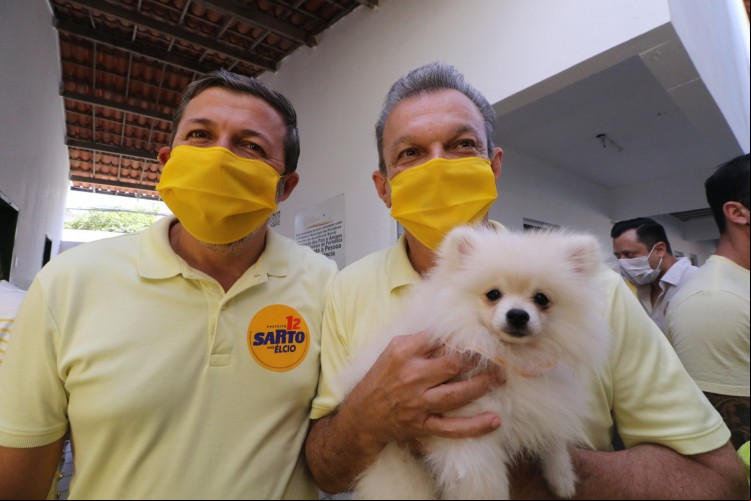 Sarto e o vice, Élcio Batista, posam com a cadela Marrion durante votação neste domingo, 29