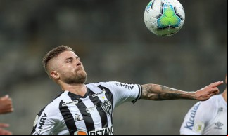 Atacante Eduardo Sasha com a bola no jogo Atlético-MG x Santos, no Mineirão, pelo Campeonato Brasileiro Série A