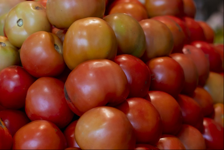 O item que mais aumentou de preço no mês foi o tomate, com uma alta de 15,44%
