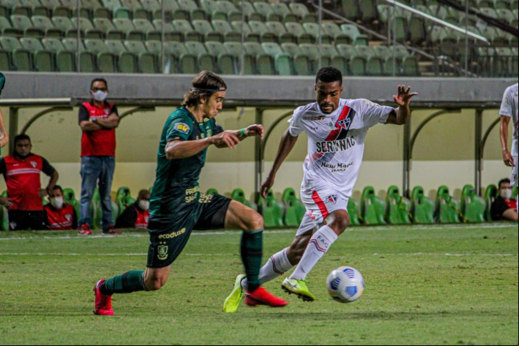 Meia Reinaldo e volante Zé Ricardo disputam bola no jogo América-MG x Ferroviário, na Arena Independência, pela Copa do Brasil