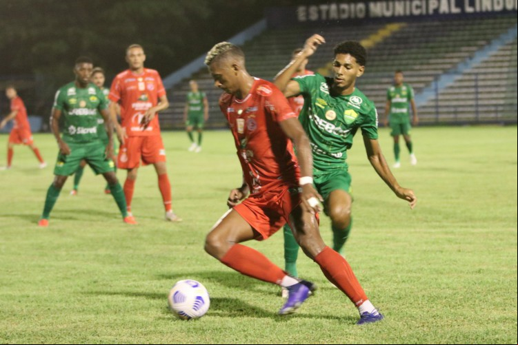 Lance do jogo 4 de Julho x Cuiabá, no estádio Lindolfo Monteiro, em Teresina, pela Copa do Brasil