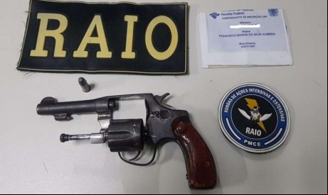 Jovem é preso em Caridade com uma arma calibre 32 