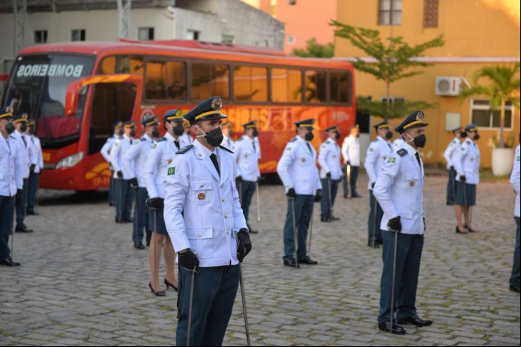 Um total de 82 novos oficiais do Corpo de Bombeiros, incluindo aqueles que participaram do resgate do Edifício Andrea, receberam o título de tenente.