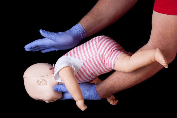 Manobra de Heimlich em bebês é feita segurando a criança no antebraço