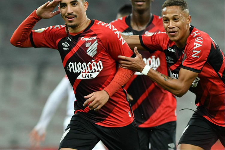 O Athletico-PR venceu o Atlético-GO, manteve o 100% e assumiu a liderança do Fortaleza no Brasileirão