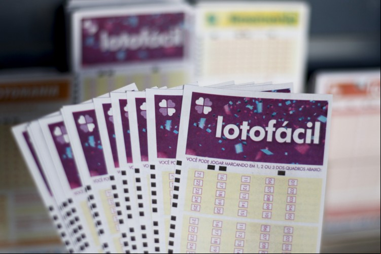 Lotofácil: Resultado Concurso 3369, terça-feira, 15 de abril de 2025 (15/04/25). O prêmio é de 1,8 milhão