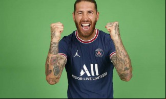 Zagueiro espanhol Sergio Ramos assinou contrato com o PSG até junho de 2023