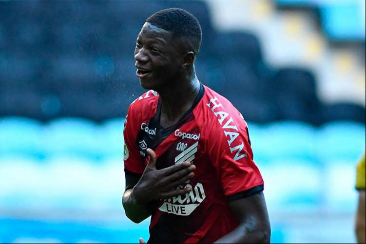 Matheus Babi, atacante do Athletico-PR, que enfrenta o America de Cali pelas oitavas da Copa Sul-Americana. Saiba onde assistir o jogo, bem como a provável escalação das equipes