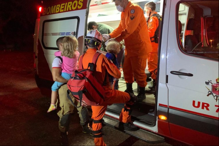 Téo e a outra criança sendo atendidos pelo Corpo de Bombeiros do DF