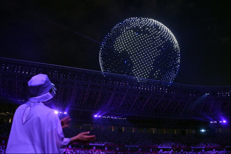Cerimônia de abertura dos Jogos Olímpicos conta com coreografias, drones, fogos de artifício e muitas homenagens