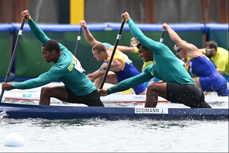 O brasileiro Jacky Godmann (à esquerda) competiu pelas quartas de final da canoagem velocidade individual nas Olimpíadas de Tóquio (Luis ACOSTA / AFP)