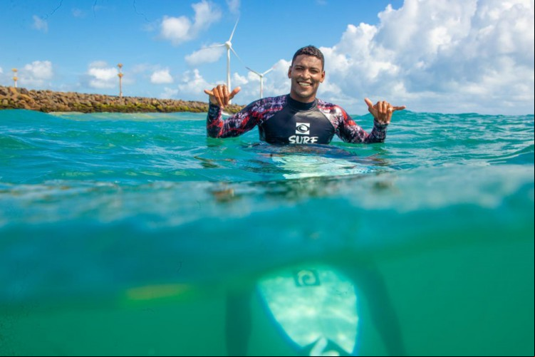 O surfista e campeão cearense, Itim Silva, destaca a importância da conquista do Brasil no surf das Olimpíadas; veja dicas de como começar a surfar em Fortaleza, no Ceará