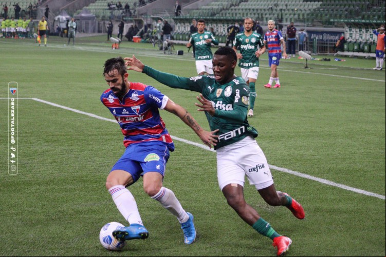 Matheus Vargas disputa bola em partida entre Fortaleza e Palmeiras válida pelo Brasileirão. 