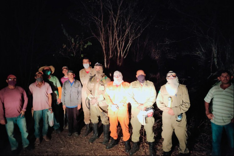 Populares ajudam bombeiros no combate às chamas