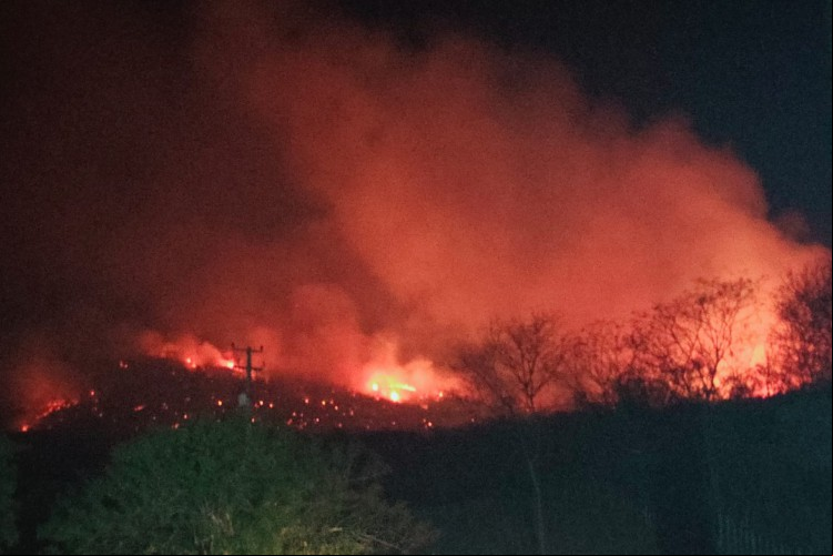 Fogo começou ainda no último domingo, 15, e vem se alastrando mata adentro na Serra dos Canzuins, em Mombaça