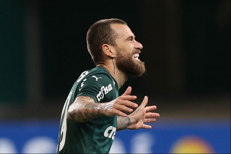 Meia Lucas Lima comemora gol em jogo do Palmeiras