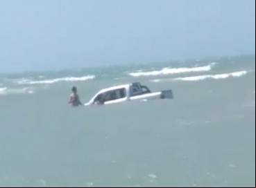 Picape ficou quase submersa em Jeri, na tarde desse sábado, 18 