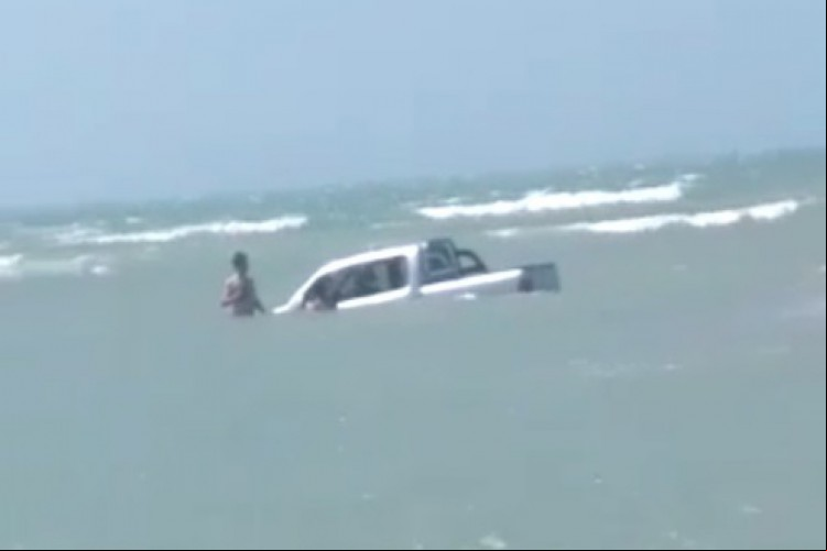 Picape ficou quase submersa em Jeri, na tarde desse sábado, 18