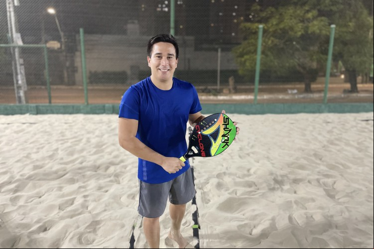 Santiago Bernal, de 30 anos, começou no Beach Tennis durante a pandemia após o governo flexibilizar o uso das academias; atualmente ele pratica de forma profissional