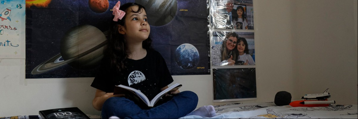 No quarto, ela divide imagens de planetas com ídolos