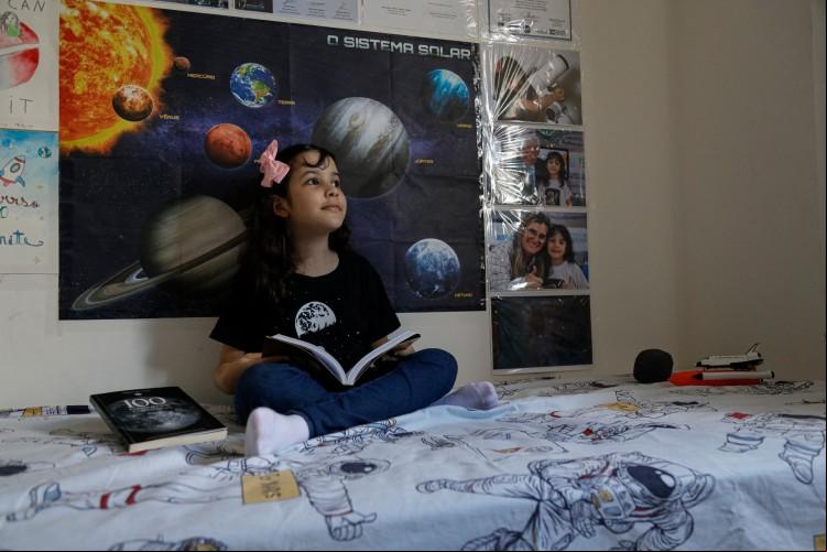 No quarto, ela divide imagens de planetas com ídolos