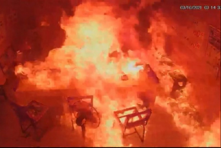 Imagens do circuito de segurança mostram quando um homem arromba e incendia o estabelecimento