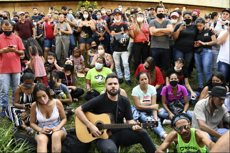 Fãz fazem fila para homenagear a cantora brasileira Marília Mendonça, durante seu velório no centro esportivo Arena Goiânia, neste sábado, 6