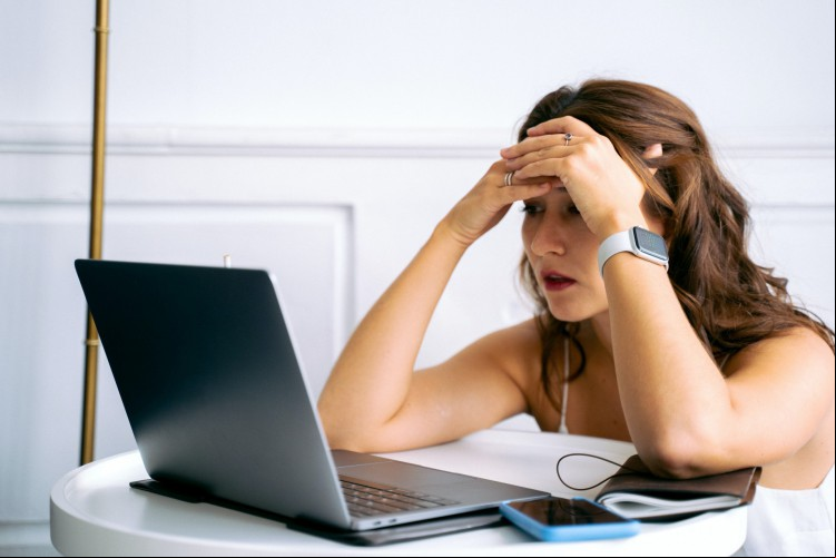 A síndrome de burnout está ligada ao esgotamento físico e mental associado ao ambiente empregatício