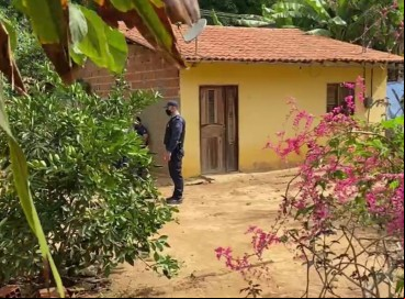 Mulher foi assassinada nesta segunda-feira, 27, em Ubajara. Companheiro, preso pela Polícia momentos depois, também seria alvo do crime 